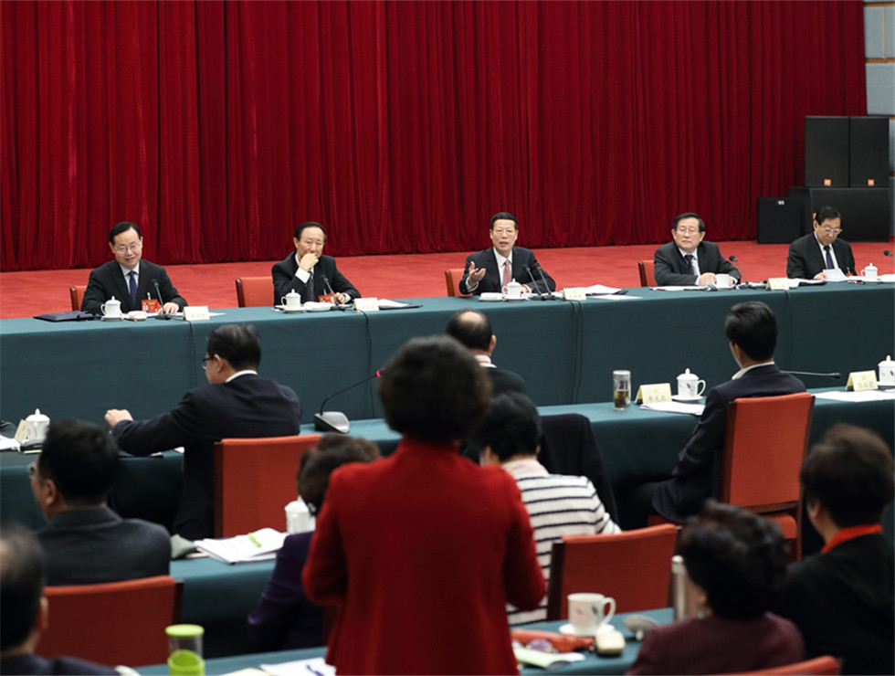 張高麗看望致公、僑聯(lián)、對外友好界委員并參加討論