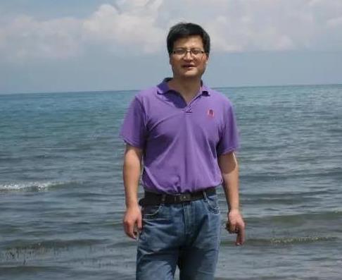 王鵬程：我傾向事實感的批評         文學批評作為一種審美體驗和價值判斷，“知多偏好，人莫圓該”。那么，批評諸要素中最關(guān)鍵的是什么？學識、視野，抑或眼光、方法？竊以為，最關(guān)鍵的還是事實感——藝術(shù)經(jīng)驗里真理性內(nèi)涵的呈現(xiàn)。如伽達默爾所言：藝術(shù)作品的真理性既不孤立地體現(xiàn)在作品上，也不孤立地存于審美主體上，而是存在于過去與現(xiàn)在的溝通，以及“不斷更新的被經(jīng)驗的實在性”上。由此可見，事實感是一種無形的“軟能力”，是一種看起來極為普通而又十分難得的批評才能。但它無疑是批評的生命線，關(guān)系到批評的可信度和有效性。　　　　　　　　　　　　　　　　　　[詳細]