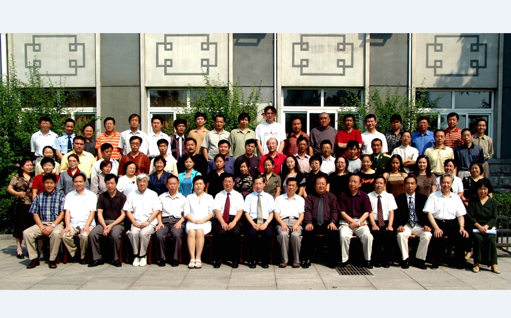 魯迅文學(xué)院第四屆高研班學(xué)員名單　王曉霞　戴雁軍　姬淑喆　陳鐵軍　王延輝　白金聲　空特勒　張　華　周建新　于曉威　包鐵軍　高　晶　崔紅一　李成飛　陳雪鴻　趙艷平　胡冬林　魏光焰　唐　櫻　劉曉平　向啟軍　譚麗娟　韋俊?！∈Y月英　張永祥　哥　布　趙振王　李　騫　何發(fā)昌　祁開(kāi)虹　何炬學(xué)　旦巴亞爾杰　　　白瑪娜珍　烏力吉巴圖　　　楊洲穎 次仁羅布　趙劍平　羅　勇　沙　戈　阿拉旦·淖爾　才旺瑙乳　　鐵穆?tīng)枴　喩ど车乜?#13;　葉爾克西　狄力木拉提　阿力木江·阿不都克力木　扎西班典　平　原　江洋才讓　馬學(xué)功　馬麗華　巴　根