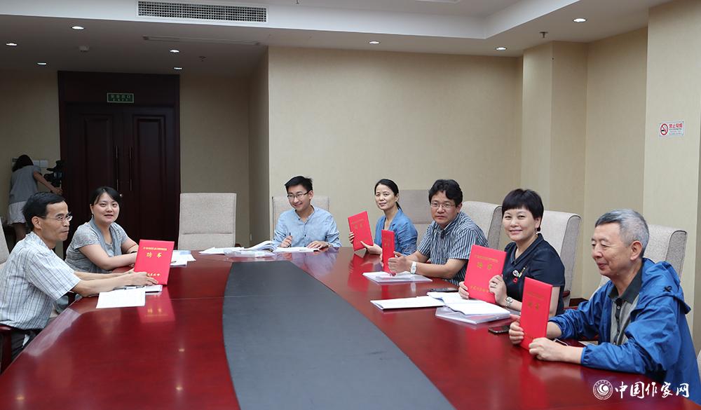 7月24日，全體會議結(jié)束后，綜合二組召開小組會議