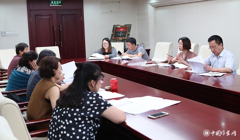 7月24日，全體會議結(jié)束后，綜合一組召開小組會議