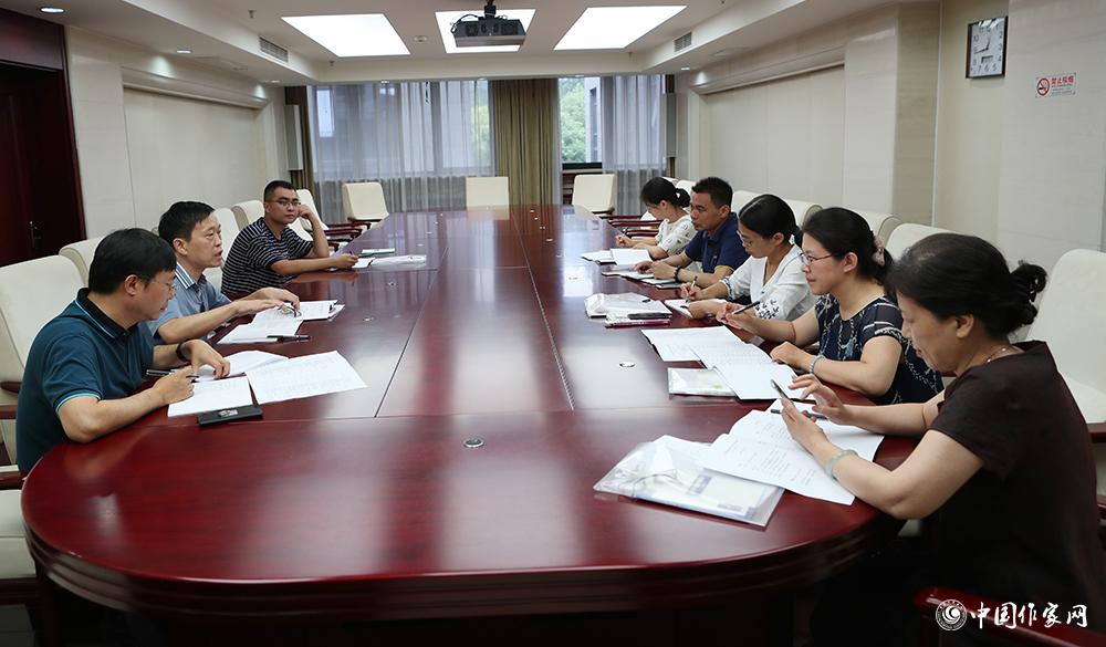 7月24日，全體會議結(jié)束后，小說二組召開小組會議