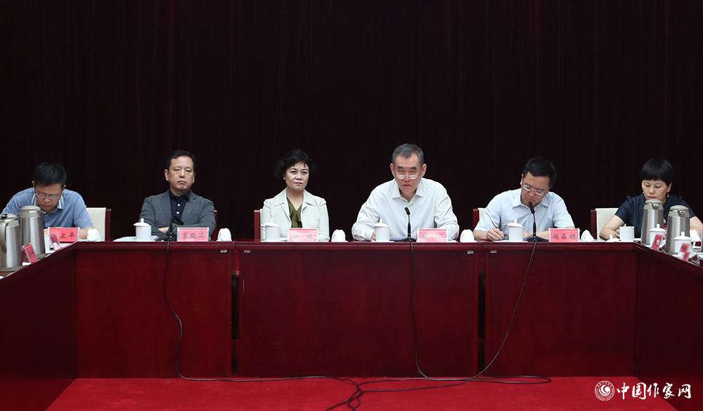 中國作協(xié)主席、第十屆兒獎(jiǎng)評委會名譽(yù)主任鐵凝（左三）出席會議