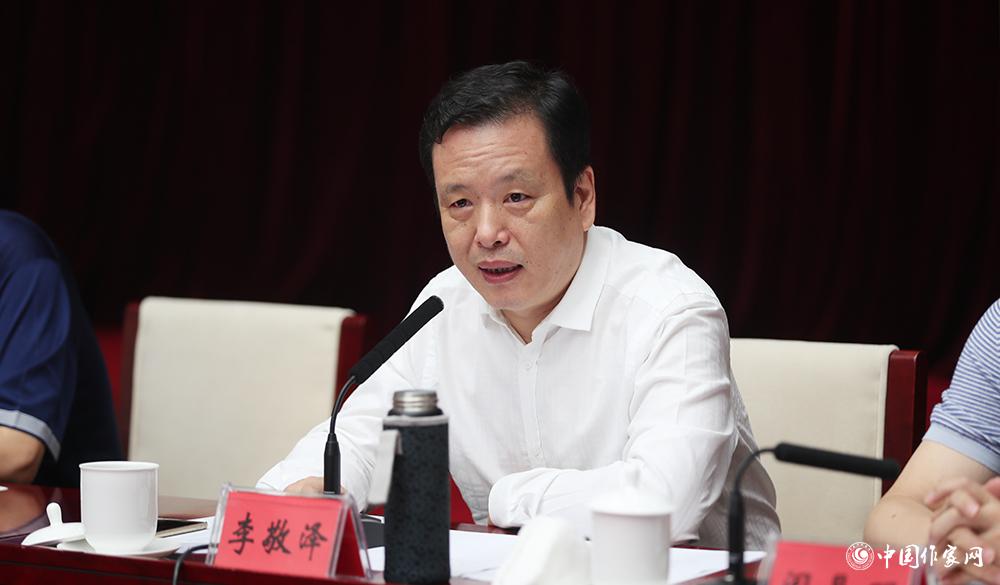 8月4日，李敬澤主持第十屆兒獎(jiǎng)評委會第六次全體會議