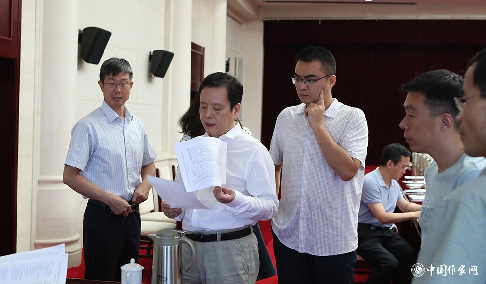 8月4日，李敬澤查看選票統(tǒng)計(jì)情況