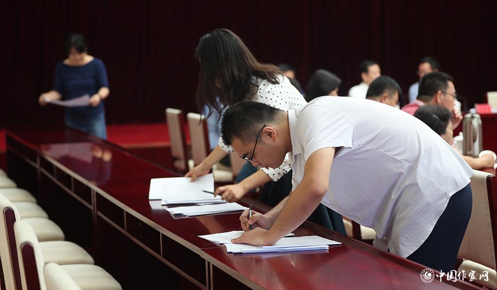 8月4日，第十屆兒獎(jiǎng)評委會第六次全體會議上，聯(lián)絡(luò)員清點(diǎn)收回選票情況