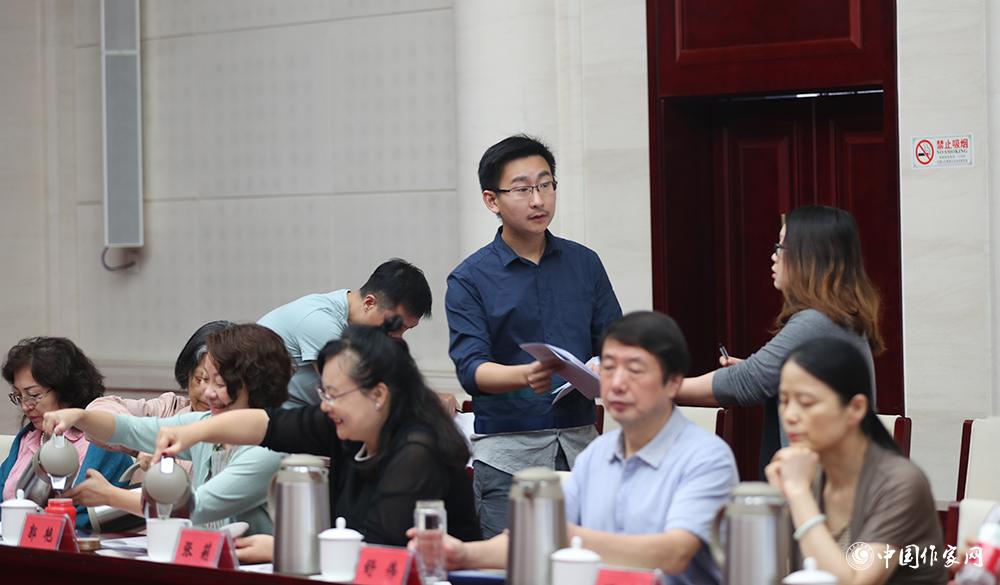 8月4日，第十屆兒獎(jiǎng)評委會第六次全體會議上，聯(lián)絡(luò)員收回選票