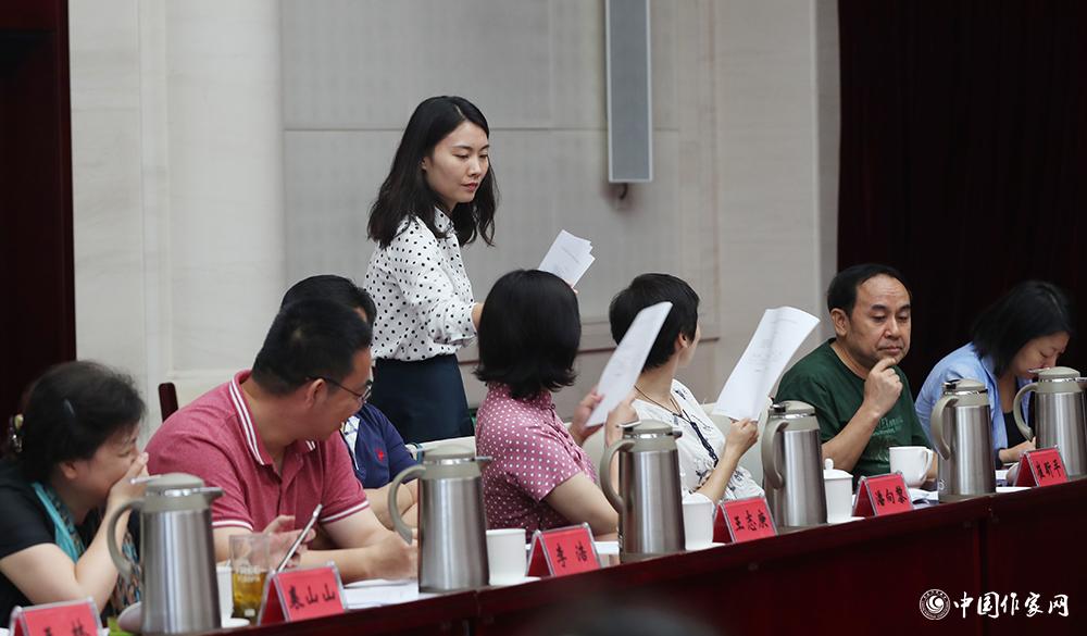 8月4日，第十屆兒獎(jiǎng)評委會第六次全體會議上，聯(lián)絡(luò)員收回選票