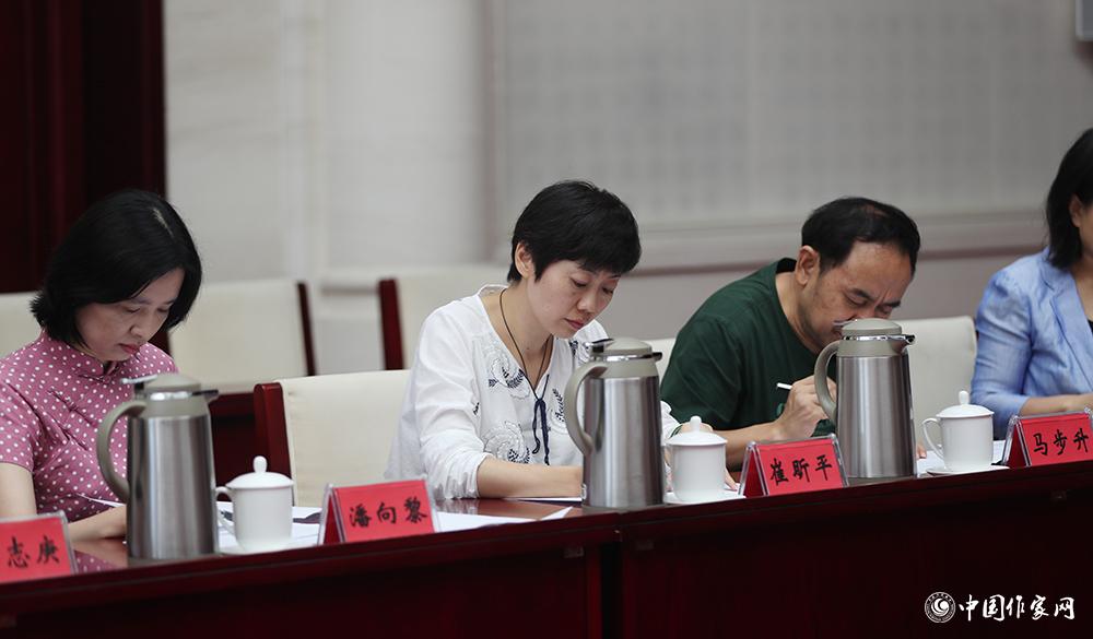 8月4日，第十屆兒獎(jiǎng)評委會第六次全體會議上，評委填寫選票