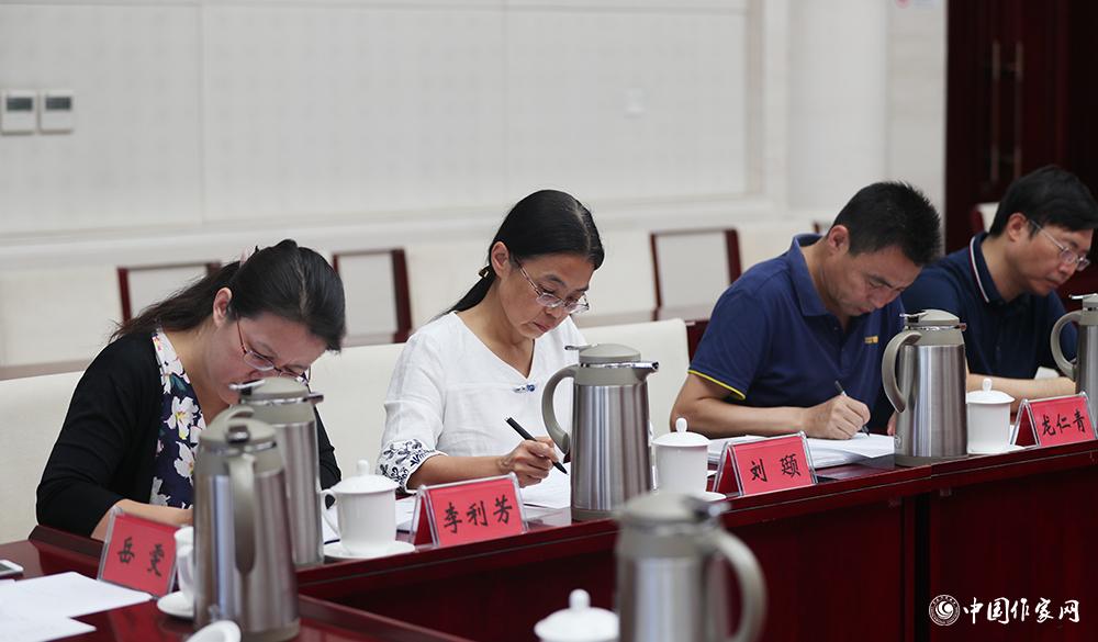 8月4日，第十屆兒獎(jiǎng)評委會第六次全體會議上，評委填寫選票