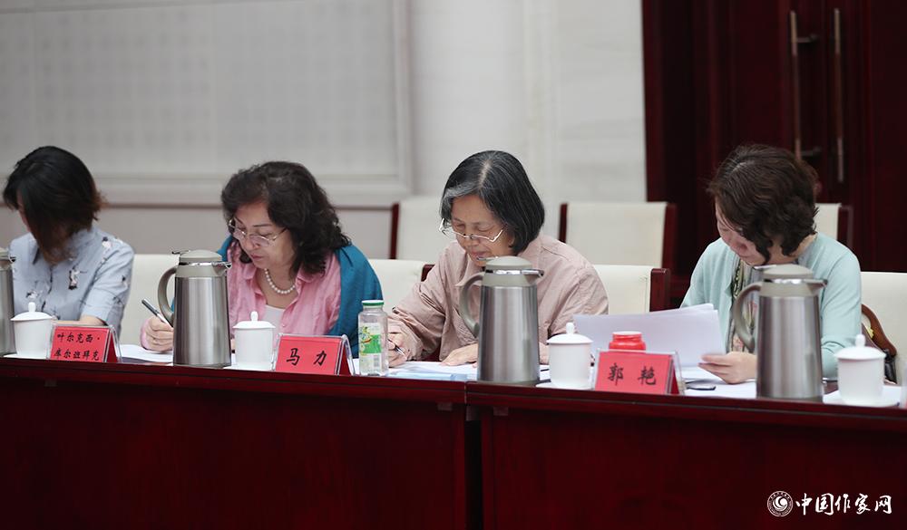 8月4日，第十屆兒獎(jiǎng)評委會第六次全體會議上，評委填寫選票