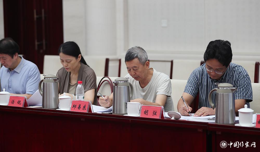 8月4日，第十屆兒獎(jiǎng)評委會第六次全體會議上，評委填寫選票