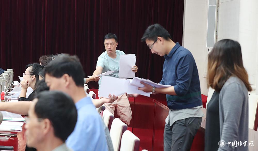 8月4日，第十屆兒獎(jiǎng)評委會第六次全體會議上，聯(lián)絡(luò)員發(fā)放選票