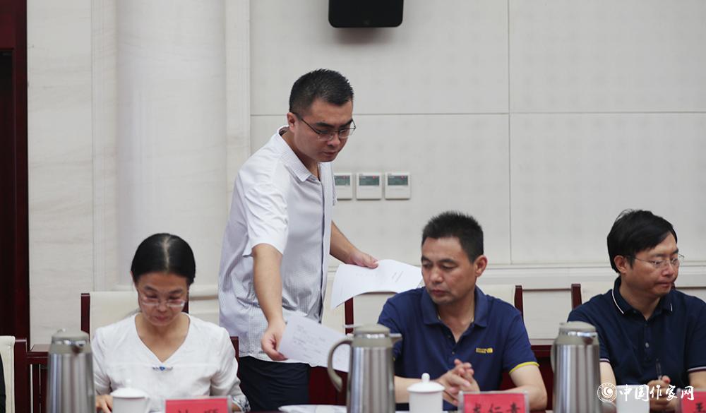 8月4日，第十屆兒獎(jiǎng)評委會第六次全體會議上，聯(lián)絡(luò)員發(fā)放選票