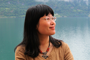 童話：獲獎(jiǎng)作品《水妖喀喀莎》作者：湯湯         獲獎(jiǎng)感言　　如果有一天，我能把童話寫到足夠廣闊和深邃，讓它有大海、星空、森林和荒漠的浩瀚無涯，又有一粒沙子、一朵小花，一顆水珠的細(xì)膩精致；讓它單純又繁復(fù)，五彩繽紛如同萬物生長，讓它如歌又如詩，瑰麗神奇散發(fā)出迷人的氣質(zhì)；讓一切悲傷歡喜幸福痛苦都在童話里相遇，奏出一闕闕生命的交響曲。