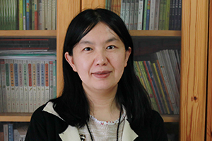 童話：獲獎(jiǎng)作品《小女孩的名字》作者：呂麗娜         獲獎(jiǎng)感言　　在這本書里，我讓我的小女孩安居在童話世界里。這是個(gè)比現(xiàn)實(shí)世界更大更神奇更遼闊的世界。我曾在一篇文章里這樣寫過：當(dāng)一個(gè)小女孩走在路上，她總是一只腳踏在現(xiàn)實(shí)世界，一只腳踏在童話世界里。因?yàn)樾∨⒕褪沁@樣的，心里總是有那么多那么多的幻想，和那么多那么多的詩意，所以小女孩最適合住在童話故事里。