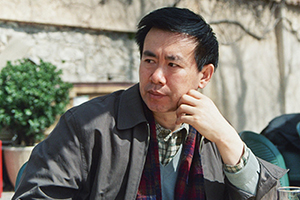 小說：獲獎(jiǎng)作品《尋找魚王》作者：張煒         獲獎(jiǎng)感言　　我的《尋找魚王》不過是連綴了幾個(gè)真實(shí)的故事，因?yàn)樵趶?fù)雜驚心的現(xiàn)實(shí)面前，杜撰往往顯得虛弱和蒼白。其中的一個(gè)魚王今天仍然生活在沭河岸邊，另一個(gè)早就遁入深山，只把令人慨嘆的傳奇留下。我曾經(jīng)去探尋他們的蹤跡，鉆進(jìn)過大山深處曲折神秘的居所，那是悍勇倔強(qiáng)的老人們待過的地方……