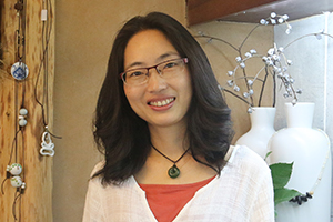 小說：獲獎(jiǎng)作品《大熊的女兒》作者：麥子         獲獎(jiǎng)感言　　對于這次獲獎(jiǎng)，很意外。對此，我更多地看作是一種激勵(lì)，看作對書中所傳遞精神的認(rèn)可。我將繼續(xù)慢行，一路探索，一路審視，一路反思，面朝未來，安安靜靜、從從容容地完成每一次創(chuàng)作，真誠地播種下生而為人的那些應(yīng)有的美好：愛、溫暖、良善、悲憫。