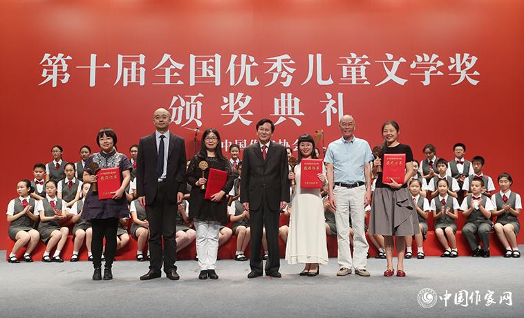 庹震、吳義勤、海飛為童話獲獎(jiǎng)?wù)哳C獎(jiǎng)