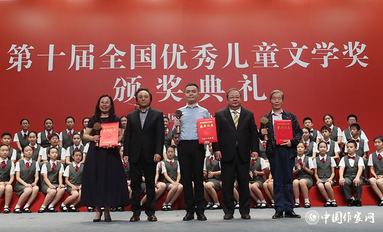 吉狄馬加、王泉根為詩歌、幼兒文學(xué)獲獎(jiǎng)?wù)哳C獎(jiǎng)