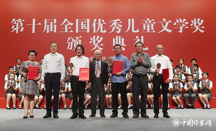 高洪波、孟祥林、樊發(fā)稼為散文、報(bào)告文學(xué)、科幻文學(xué)獲獎(jiǎng)?wù)哳C獎(jiǎng)