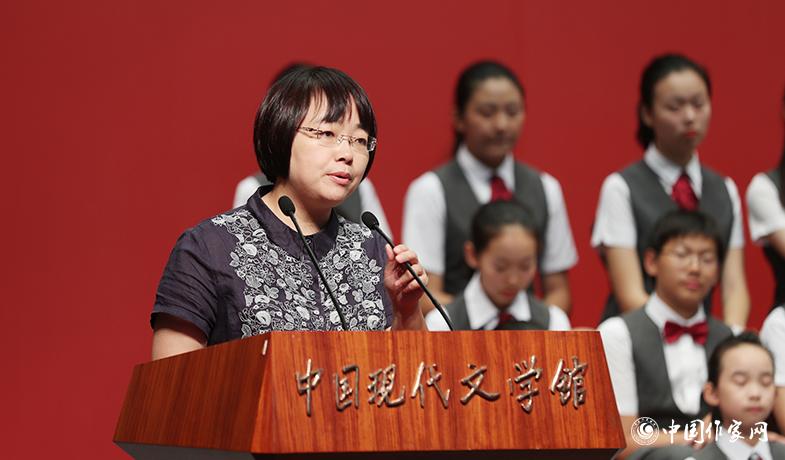 郭姜燕代表童話獲獎(jiǎng)?wù)甙l(fā)表獲獎(jiǎng)感言