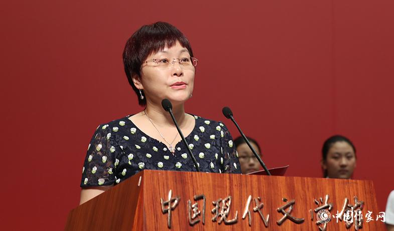 湯素蘭在頒獎(jiǎng)典禮上宣讀獲獎(jiǎng)詩歌、幼兒文學(xué)授獎(jiǎng)辭