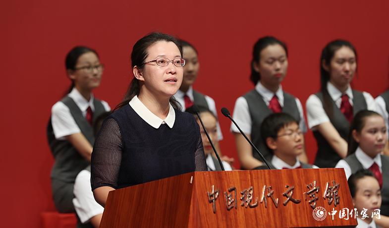 李利芳在頒獎(jiǎng)典禮上宣讀獲獎(jiǎng)散文、報(bào)告文學(xué)、科幻文學(xué)授獎(jiǎng)辭