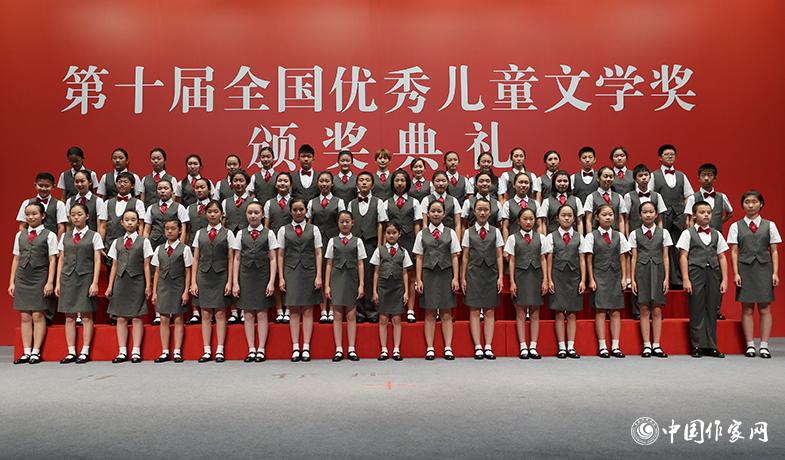 9月22日，第十屆全國優(yōu)秀兒童文學(xué)獎(jiǎng)?lì)C獎(jiǎng)典禮在北京舉行，中央少年廣播合唱團(tuán)在現(xiàn)場演出