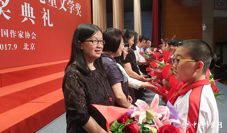 171中學(xué)學(xué)生上臺為每位獲獎(jiǎng)作家獻(xiàn)花