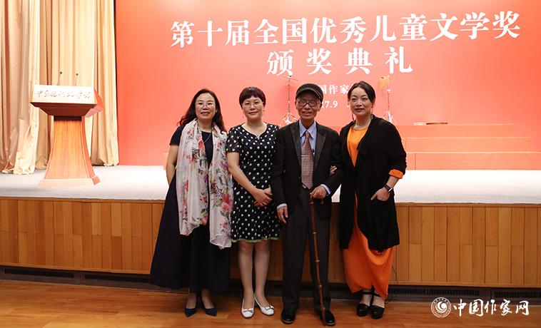 獲獎(jiǎng)作家與樊發(fā)稼、湯素蘭合影