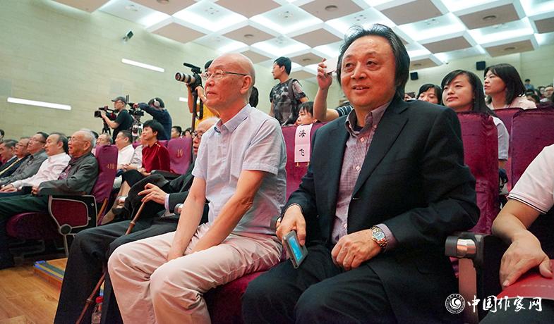 王泉根、海飛出席頒獎(jiǎng)典禮