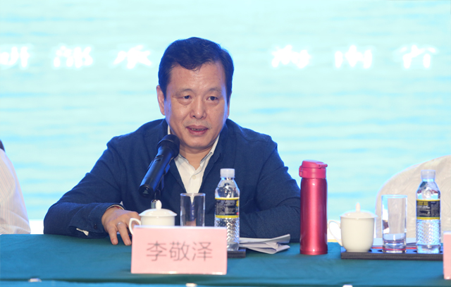中國作協(xié)黨組成員、副主席李敬澤主持開幕式