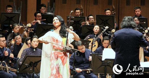 二胡演奏家馬曉暉與樂隊一起演奏《梁?！?。記者 任彥攝