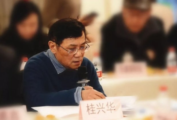 從《鄧小平之歌》到《興業(yè)路上》——桂興華長(zhǎng)詩(shī)座談會(huì)紀(jì)要為了紀(jì)念中國(guó)改革開(kāi)放40周年，經(jīng)過(guò)國(guó)家廣播電視新聞出版總局的審核批準(zhǔn)，上海著名詩(shī)人桂興華先生20多年前寫作的《鄧小平之歌》今年馬上要出版新的朗誦版。同時(shí)為了迎接建黨100周年，桂先生正在創(chuàng)作一部長(zhǎng)詩(shī)《興業(yè)路上》，是列入上海市重大文藝創(chuàng)作項(xiàng)目重要的作品，今天我們就圍繞這兩部作品舉行一個(gè)研討會(huì)……[詳細(xì)]