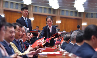 全國政協(xié)第四次全體會，工作人員發(fā)放選票