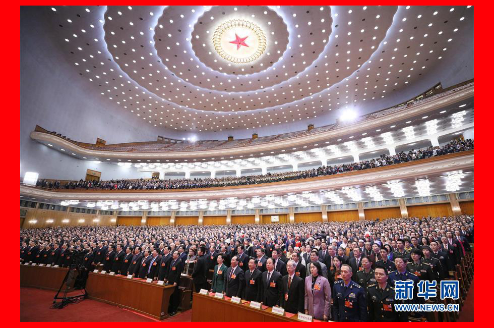 3月20日，第十三屆全國人民代表大會第一次會議舉行閉幕會。這是代表在唱國歌。