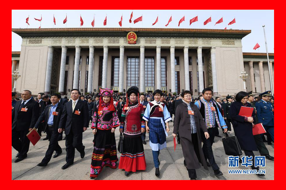 3月20日，第十三屆全國人民代表大會第一次會議閉幕會。這是會后，代表走出人民大會堂。