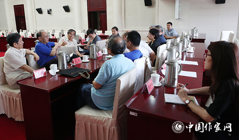 7月28日，全體會后文學(xué)翻譯獎評獎委會召開會議
