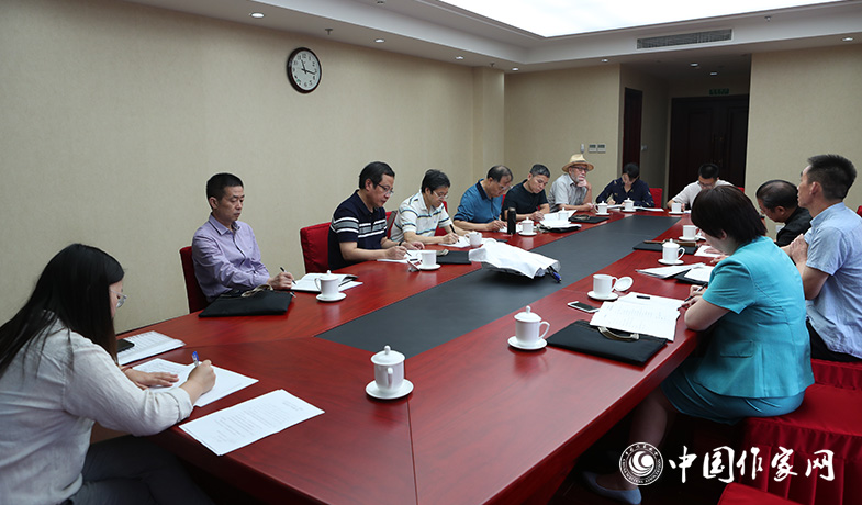 7月28日，全體會后文學(xué)理論評論獎評獎委員會召開會議