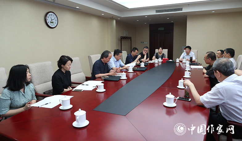 7月28日，全體會后散文雜文獎評獎委員會召開會議