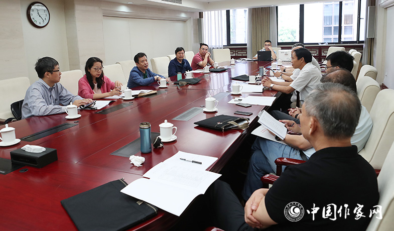 7月28日，全體會后中篇小說獎評獎委員會召開會議