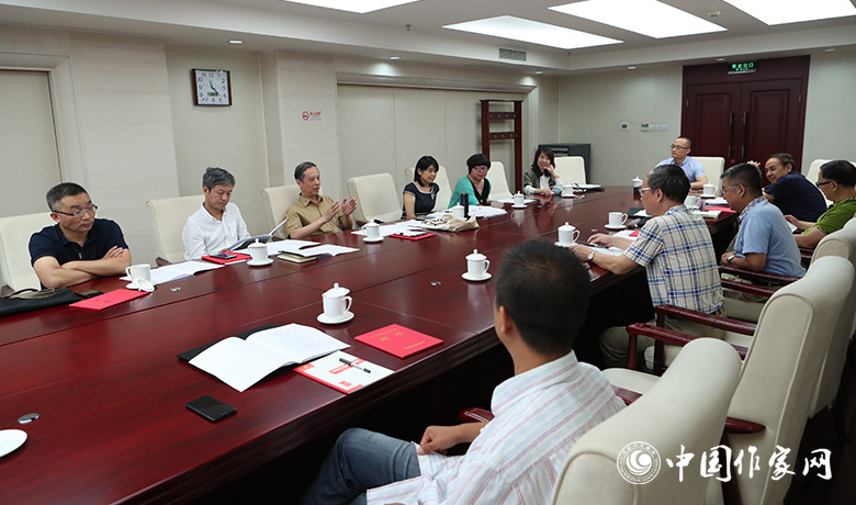 7月28日，全體會后短篇小說獎評獎委員會召開會議