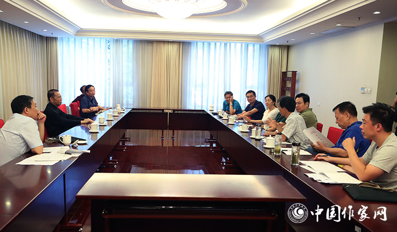 7月28日，全體會后報告文學(xué)獎評獎委員會召開會議