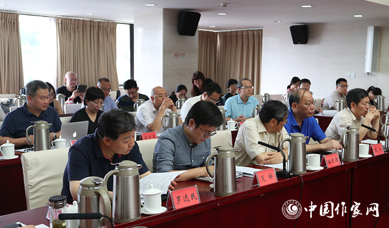 7月28日，第七屆魯迅文學(xué)獎各評委會全體會現(xiàn)場
