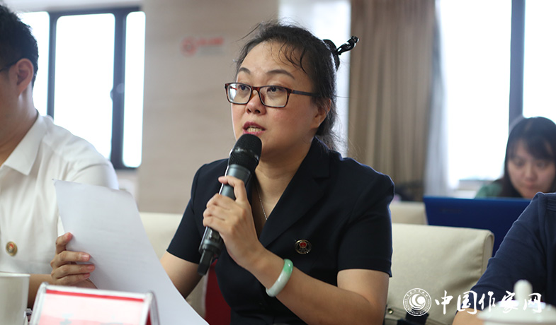 8月11日，公證處公證員在終評會上宣讀公證書