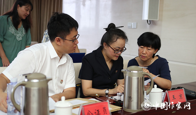 8月11日，公證處公證人員檢查選票統(tǒng)計情況