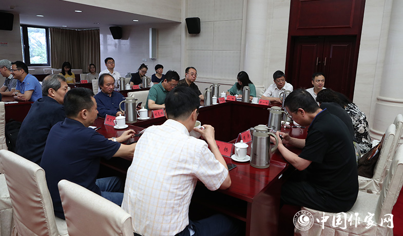 8月11日，第七屆魯迅文學(xué)獎終評會投票現(xiàn)場