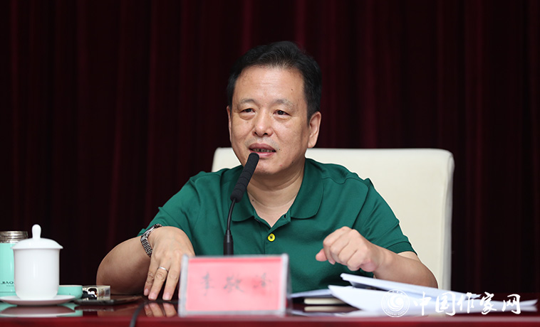 8月11日，李敬澤在終評會上介紹投票規(guī)則并宣布了各獎項的計票結(jié)果