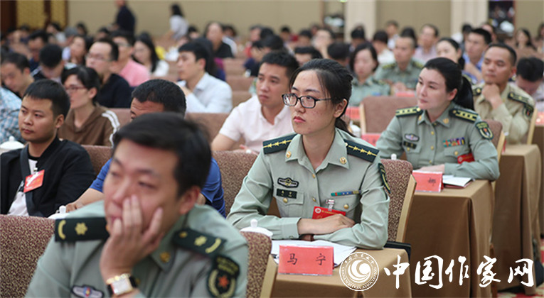 與會代表在開幕式現(xiàn)場